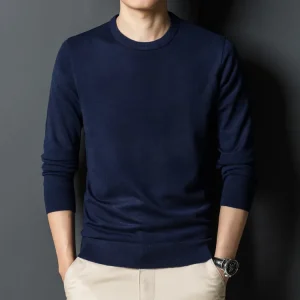 Men's warm O-neck sweater in a solid color made of a wool blend for fall and winter, and a slim-fitting base shirt for everyday use.