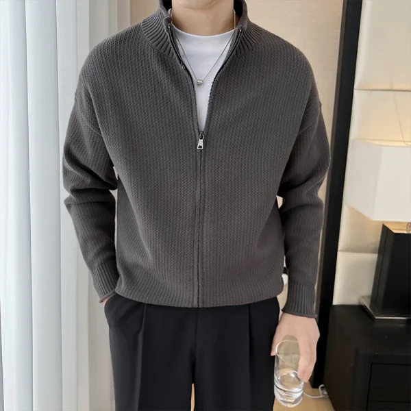 An autumnal stretch long-sleeved zip-up cardigan in a solid color for business casual daily commuters. - Image 3