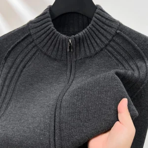 A premium men's half-high collar, solid-colored, slim-fitting, zip-up cardigan that is warm and versatile for everyday use.Blend of Wool