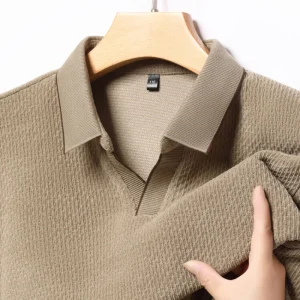 Stretchable, toasty, new pullover knitwear in a solid color for men's business casual POLO shirts.