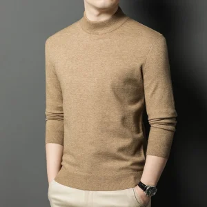Slim-fitting, half-high collar Men's everyday casual long-sleeved T-shirt in a basic solid color that is warm for fall and winter.
