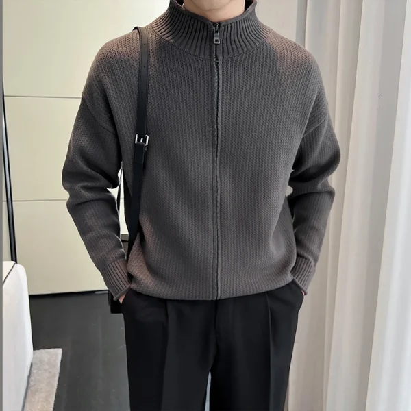 An autumnal stretch long-sleeved zip-up cardigan in a solid color for business casual daily commuters. - Image 4