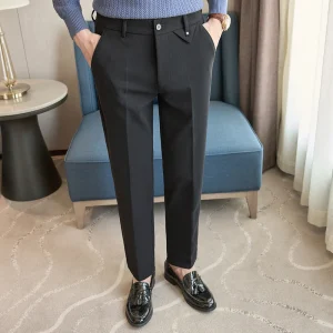 Excellent men's business casual slim-fitting trousers made of wool for everyday use in the fall and winter of 2024.