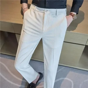 Made of thick corduroy fabric, these men's slim-fitting casual pants are perfect for everyday commuting in the fall and winter.