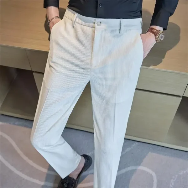 Made of thick corduroy fabric, these men's slim-fitting casual pants are perfect for everyday commuting in the fall and winter.